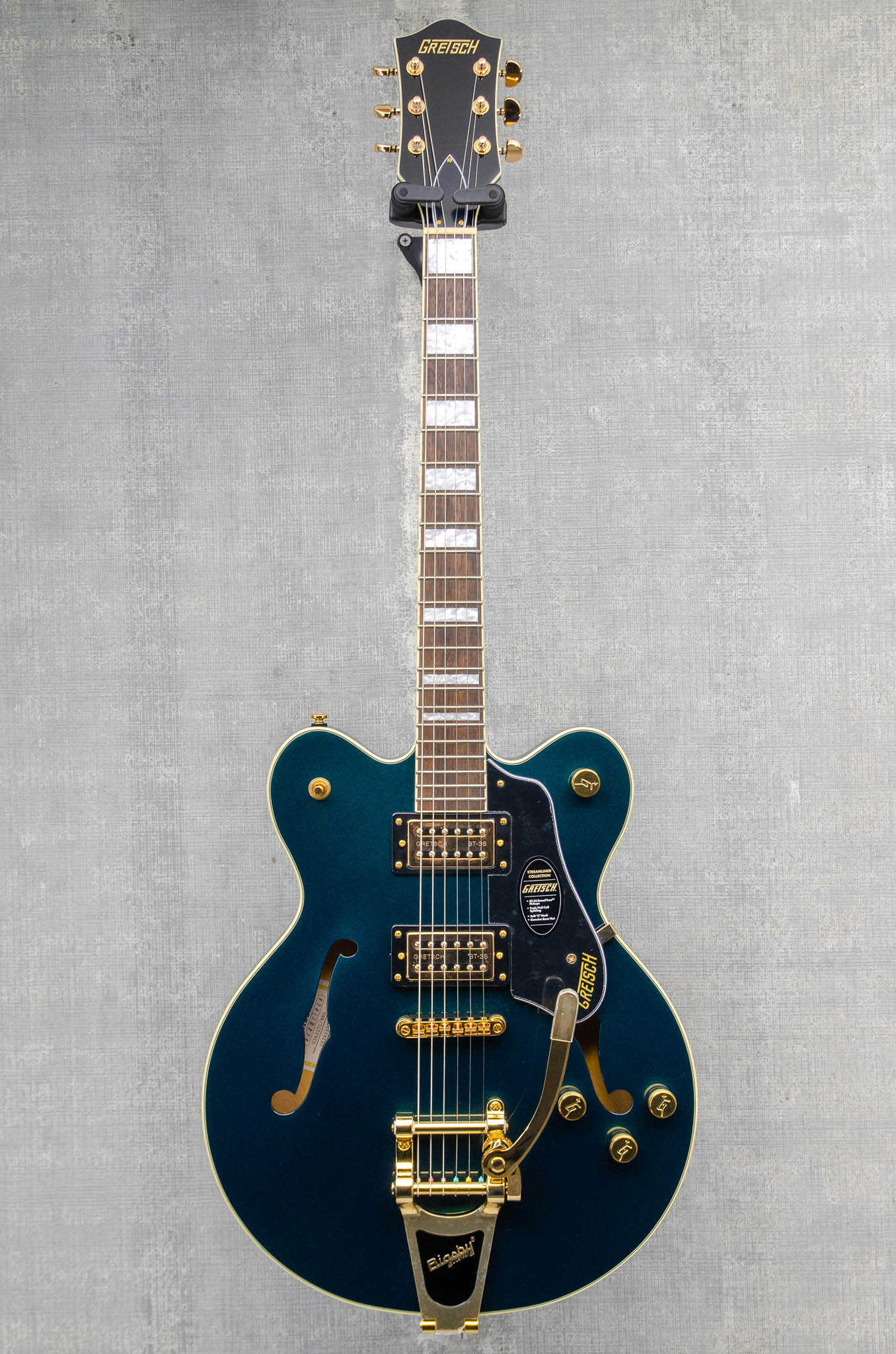 Gretsch G2622TG Streamliner™ Center Block Double-Cut with Bigsby® LTD, Laurel Fingerboard, Broad’Tron™ BT-3S Pickups Midnight Sapphire