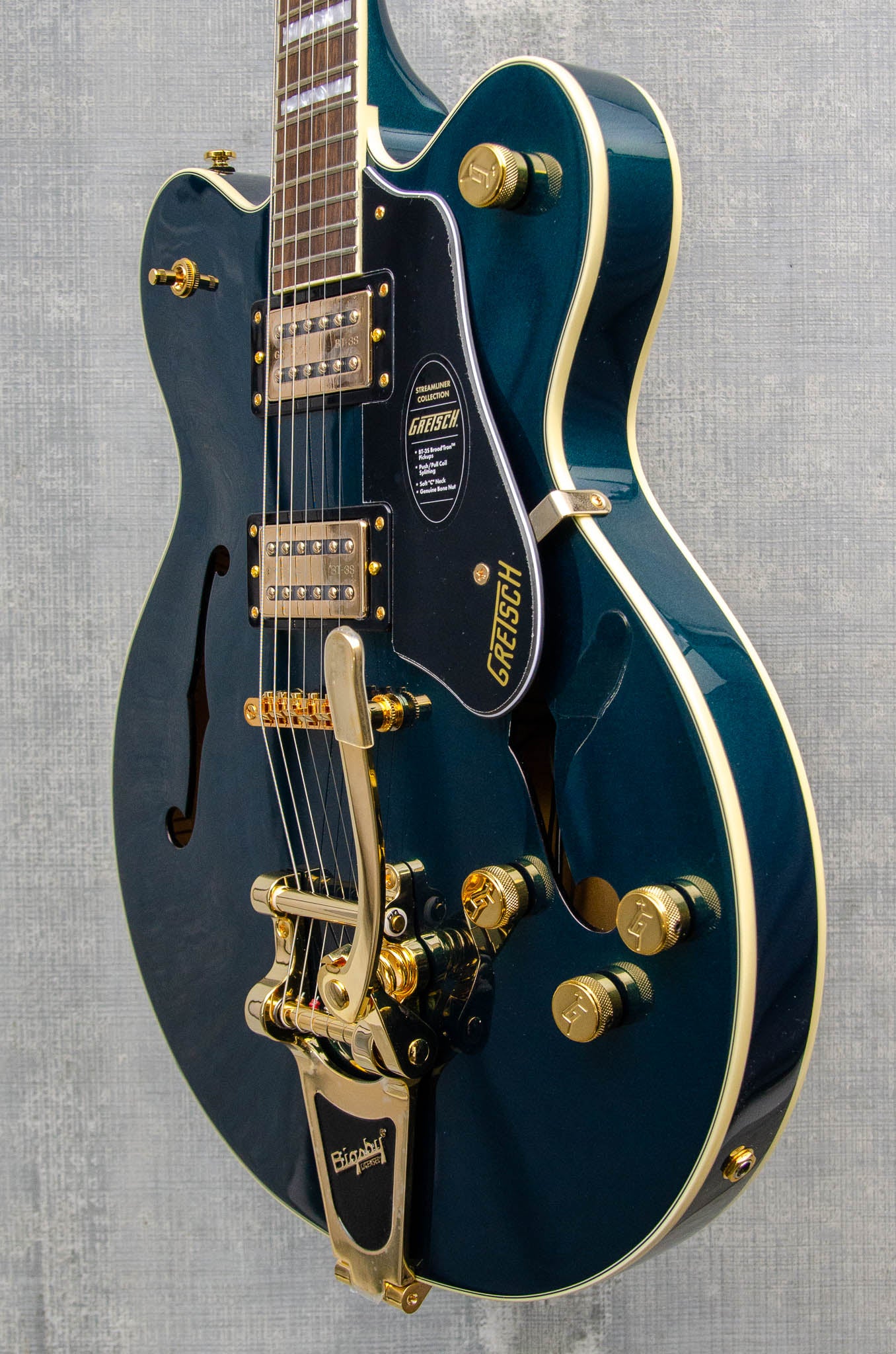 Gretsch G2622TG Streamliner™ Center Block Double-Cut with Bigsby® LTD, Laurel Fingerboard, Broad’Tron™ BT-3S Pickups Midnight Sapphire