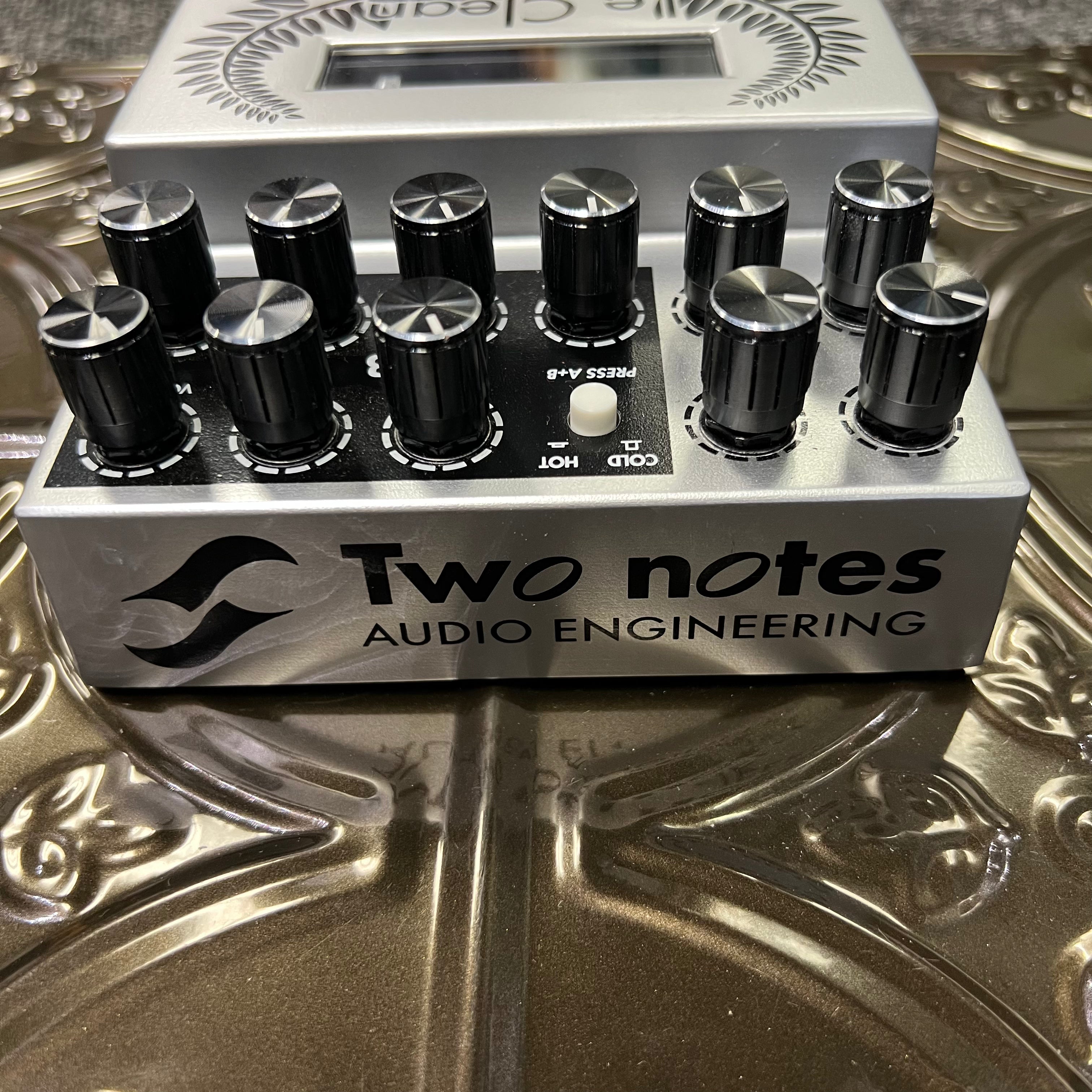 Used Two Notes Le Clean 2-channel U.S. Tones Tube Preamp Pedal