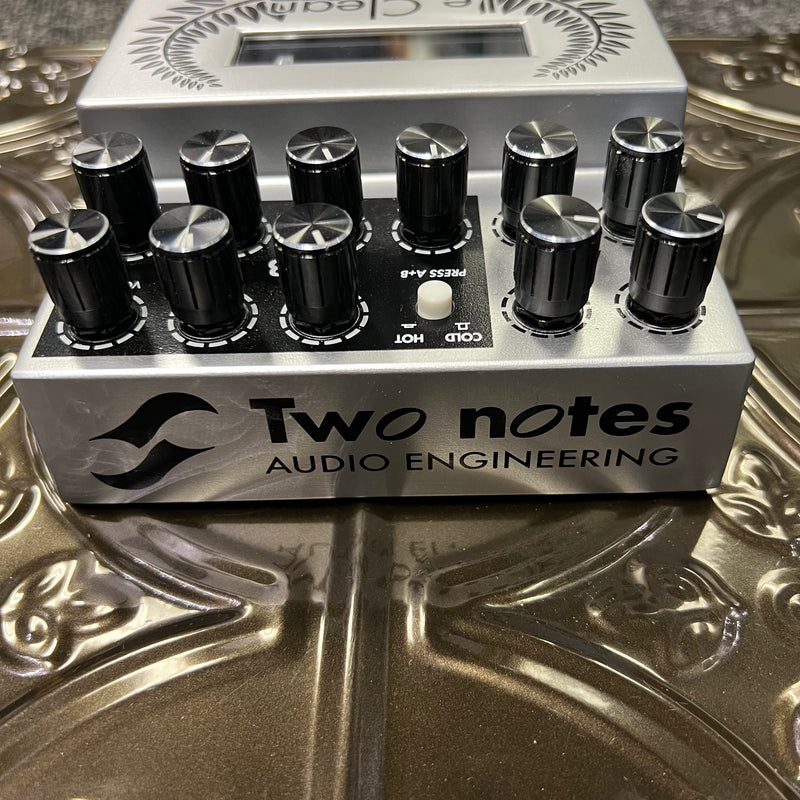 Used Two Notes Le Clean 2-channel U.S. Tones Tube Preamp Pedal