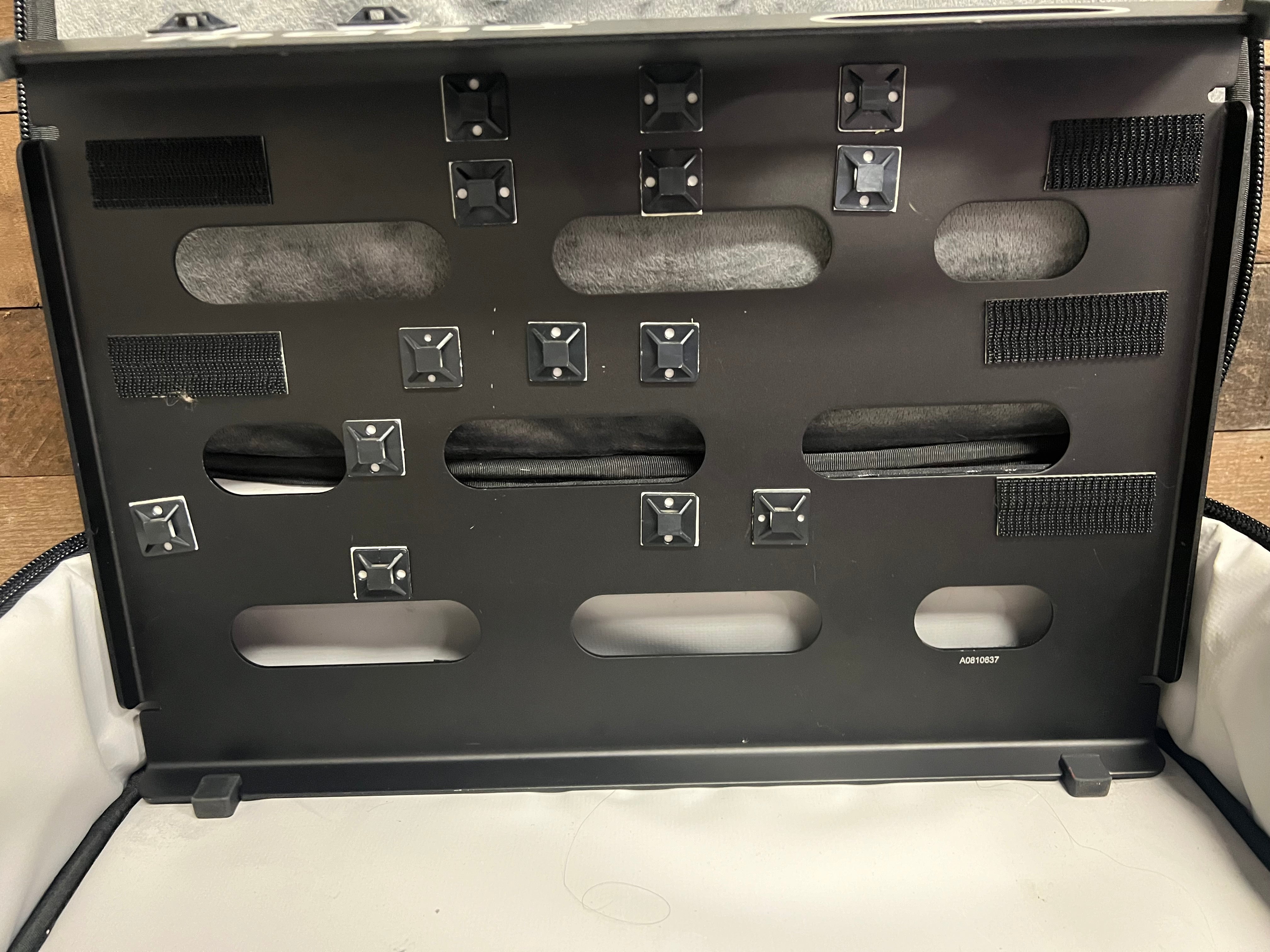 Used Mono Small Pedalboard and Club V2 Case